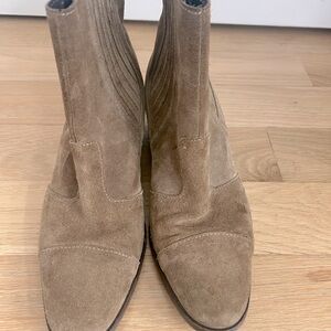 Charles David size 40 tan suede ankle boot in excellent condition